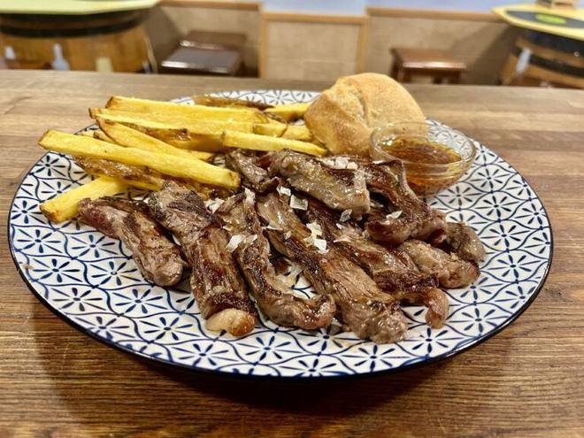 Tiras de entraña con chimichurri y patatas caseras