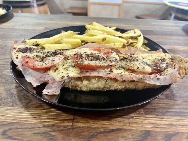 Milanesa a la napolitana con patatas