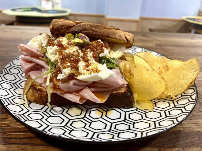 Sándwich XL de mortadela y burrata